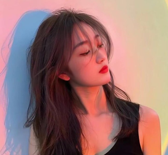 使用下方 20 个影片名，按顺序一一对应，不要改动片名文字，只根据片名和括号内类型提示来虚构全新的故事内容： 总统的女儿 狂欢命案第二季 爹哋要结婚，身家冇得分 乔西的虎与鱼 杰作剧场 一名母亲的三重死亡 魔棺 调情漫步 枕边不设防 女记者的日记 奥勒夫博士的怪物 陆战之王 三生缘起是清欢 炭烧凶咒 鸟语惊魂 青树 卧底战警 天降神机 夏日1993 香槟间谍